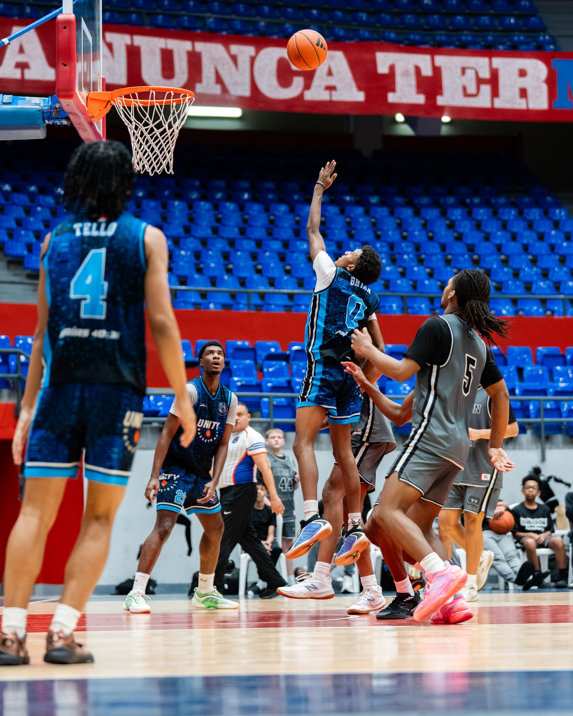 Partido de baloncesto cubierto por Oso Negro
